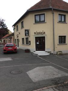 un'auto parcheggiata in un parcheggio di fronte a un edificio di Makk Marci Panzió a Tokaj
