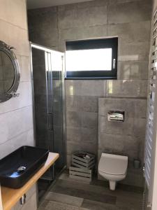 Koupelna v ubytování Lakehouse Nakielno