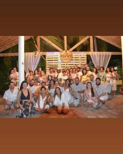 un grupo de personas posan para una foto en Espaço Revive Guesthouse e Camping - PÉ NA PRAIA, en Maragogi
