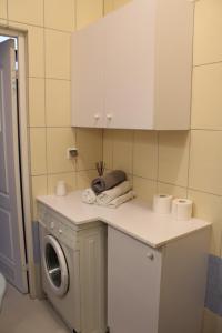 グダニスクにあるApartament II Gdańsk - Apartamenty w Górach i nad Morzemのキッチン(洗濯機、洗濯機付)