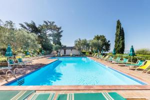 Bazén v ubytovaní Relais Borgo Torale alebo v jeho blízkosti