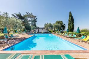 Bazén v ubytování Relais Borgo Torale nebo v jeho okolí + 37 fotografií