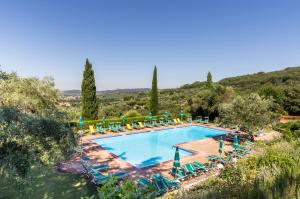 Výhľad na bazén v ubytovaní Relais Borgo Torale alebo v jeho blízkosti