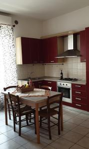 kuchnia ze stołem i miską owoców w obiekcie Ladybug Apartment w mieście Poggibonsi