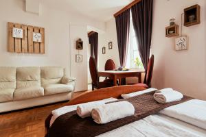 1 dormitorio con 1 cama y 1 sofá en Ostarija Herbelier en Dolenjske Toplice
