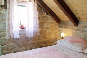 a bedroom with a bed and a window at Apartments D&N in Vis