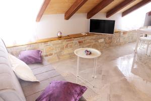 a living room with a couch and a tv at Apartments D&N in Vis