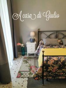 ein Schlafzimmer mit einem Bett mit einem Schild an der Wand in der Unterkunft Appartamento Orvieto A casa di Giulio in Orvieto