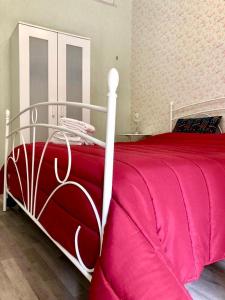 ナポリにあるVacanze Napoletaneのベッドルーム1室(白枠の赤いベッド1台付)