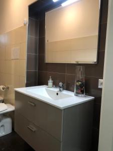 ナポリにあるVacanze Napoletaneのバスルーム(洗面台、鏡、トイレ付)