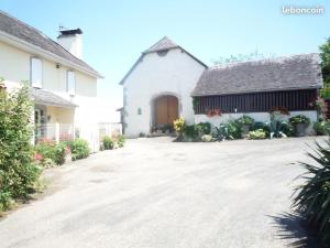 a driveway in front of a white house at Gite au pied de la montagne avec tous commerces in Arette