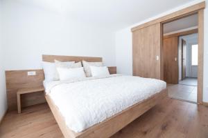 Кровать или кровати в номере Apartments Svetina