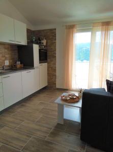 Apartments Kurelja的厨房或小厨房