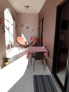德古西加巴的住宿－Casa Sur，一张吊床,房间配有桌椅