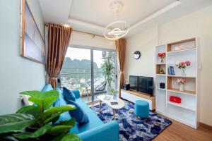 TV a/nebo společenská místnost v ubytování Hi-Home HALONG BAY Apartment SEA VIEW