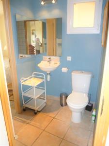 a bathroom with a toilet and a sink at The Neame House in Bédoin