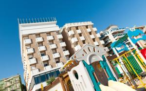 un grupo de edificios altos en una ciudad en Hotel Napoleon, en Gabicce Mare