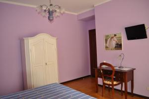 a bedroom with a bed and a desk and a chair at L' Aia Antica in Veroli