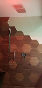 ein Badezimmer mit einer Dusche und Holzboden in der Unterkunft Intimisimo Suites Autohotel Centro Only Adult in Veracruz