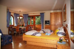 サン・ロレンツォ・ディ・セバートにあるMair am Hofのベッドルーム(枕付きの木製ベッド1台付)
