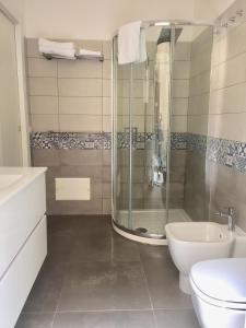 La salle de bains est pourvue d'une douche, de toilettes et d'un lavabo. dans l'établissement IL VIAGGIATORE VIA INDIPENDENZA 2, à Gaète