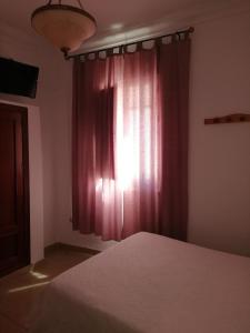 Łóżko lub łóżka w pokoju w obiekcie Hostal Sierpes