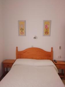 Łóżko lub łóżka w pokoju w obiekcie Hostal Sierpes