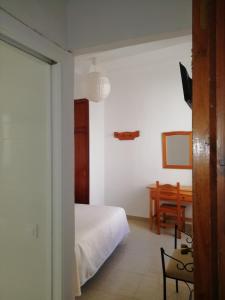Łóżko lub łóżka w pokoju w obiekcie Hostal Sierpes