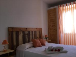 トッレ・サン・ジョヴァンニ・ウジェントにあるB&b Masseria Novaのベッドルーム1室(ベッド1台、タオル2枚付)