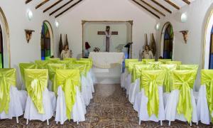 a row of chairs in a church with a cross at Hotel Rosalinda Campestre del Llano in Villavicencio +61 photos