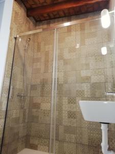y baño con ducha y lavamanos. en Hostal Sierpes, en Sevilla