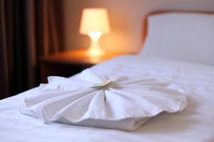 Postel nebo postele na pokoji v ubytování Hotel Elegia am Kurfürstendamm