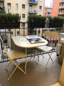 a table and chairs on a balcony with plants at GRADO24 in Bologna