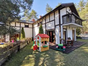 a house with a yard with a toy house at Domek Poddąbie in Poddąbie