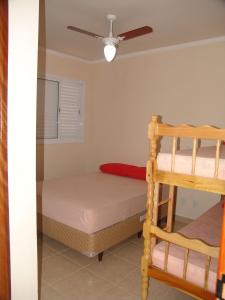 Condomínio Pedra Coral في أوباتوبا: غرفة نوم مع سرير بطابقين وسلم