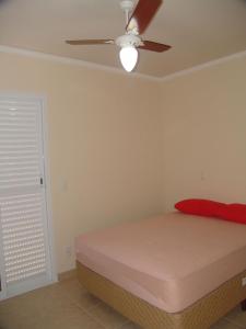 Uma cama ou camas num quarto em Condomínio Pedra Coral