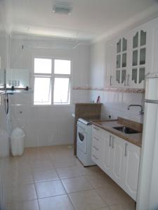 Virtuvė arba virtuvėlė apgyvendinimo įstaigoje Condomínio Pedra Coral