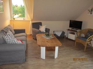 a living room with a couch and a coffee table at Urlaub zwischen Nord- und Ostsee in Leck