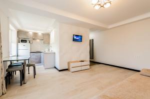 Foto dalla galleria di ARTAL Apartment on Obolonsky avenue 16a a Kiev