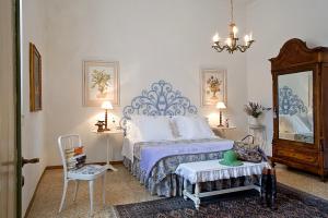 a bedroom with a bed and a table and a chair at Villa il Pozzo in Certaldo
