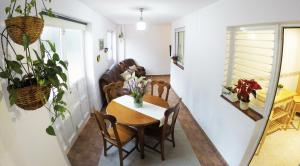 a dining room and living room with a table and chairs at Apartamento EuroRental con WiFi in Santa Cruz de Tenerife