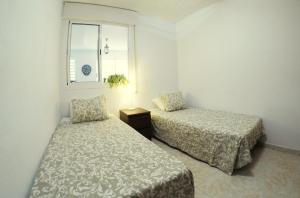 a bedroom with two beds and a window at Apartamento EuroRental con WiFi in Santa Cruz de Tenerife