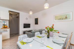 TV a/nebo společenská místnost v ubytování Apartment Anton, Fazana