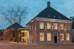 un bâtiment en briques au coin d'une rue dans l'établissement Kazerne - Member of Design Hotels, à Eindhoven