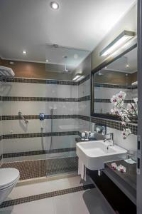 A bathroom at Ramada Plaza by Wyndham Milano