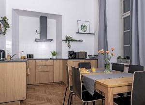 een keuken en eetkamer met een tafel en stoelen bij 3D FLORIANSKA 15 Apartament in Krakau