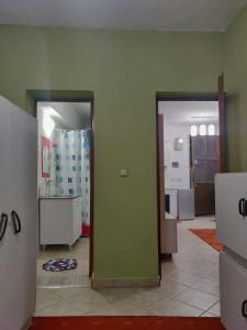 una habitación con 2 puertas y una habitación con barra en Private Apartment Elbasan Historic Center, en Elbasan