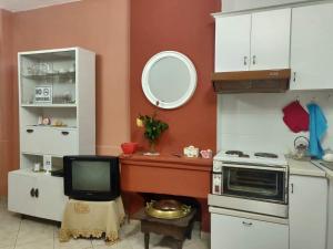 Virtuvė arba virtuvėlė apgyvendinimo įstaigoje Private Apartment Elbasan Historic Center