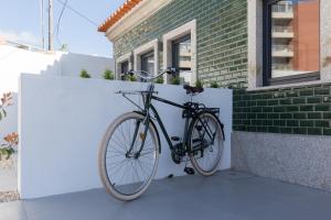 ゴンドマールにあるGreen Villas Douroの建物の隣の壁に駐輪した自転車