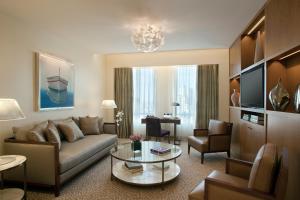 ブエノスアイレスにあるAlvear Art Hotelのソファとテーブルのあるリビングルーム